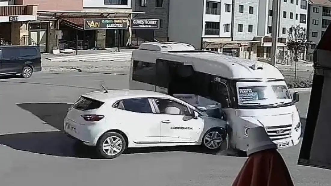 Elazığ'da otomobil ile minibüsün çarpışma anı kameralara yansıdı