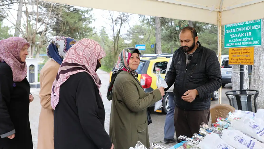 Elazığ Belediyesi Mezarlıklarda Ücretsiz Yasin-i Şerif, Karanfil ve Lokum Dağıttı