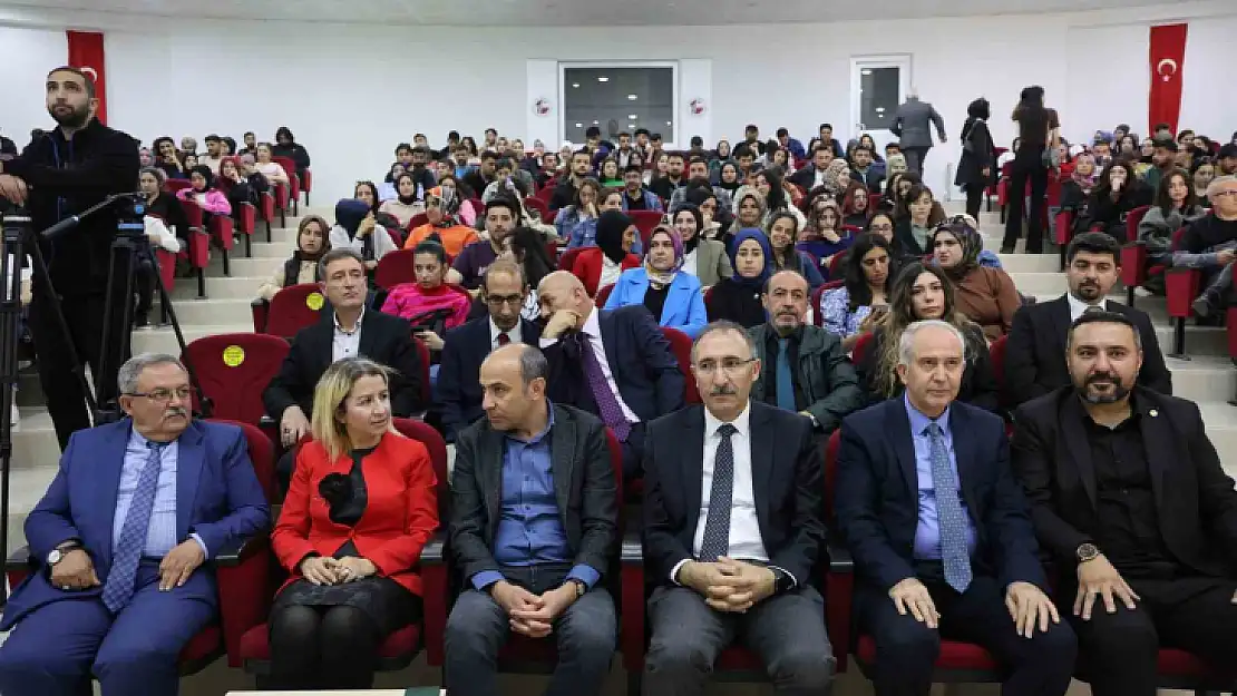 Elazığ'da 'Bilişim Çağında Dezenformasyon' konferansı gerçekleşti