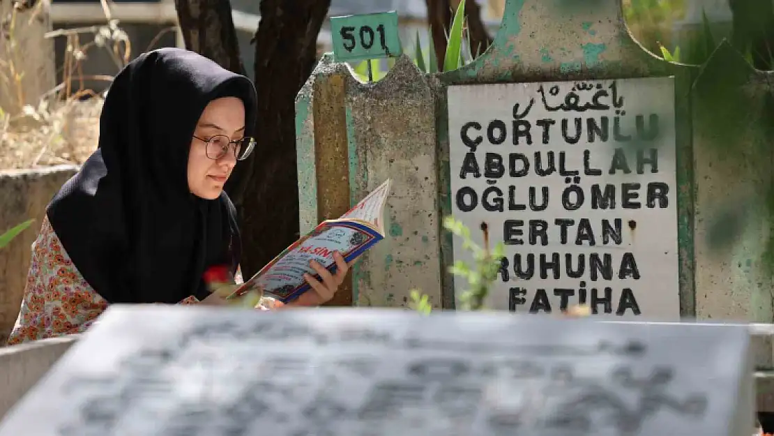 Elazığ'da bayram arefesinde kabir ziyareti