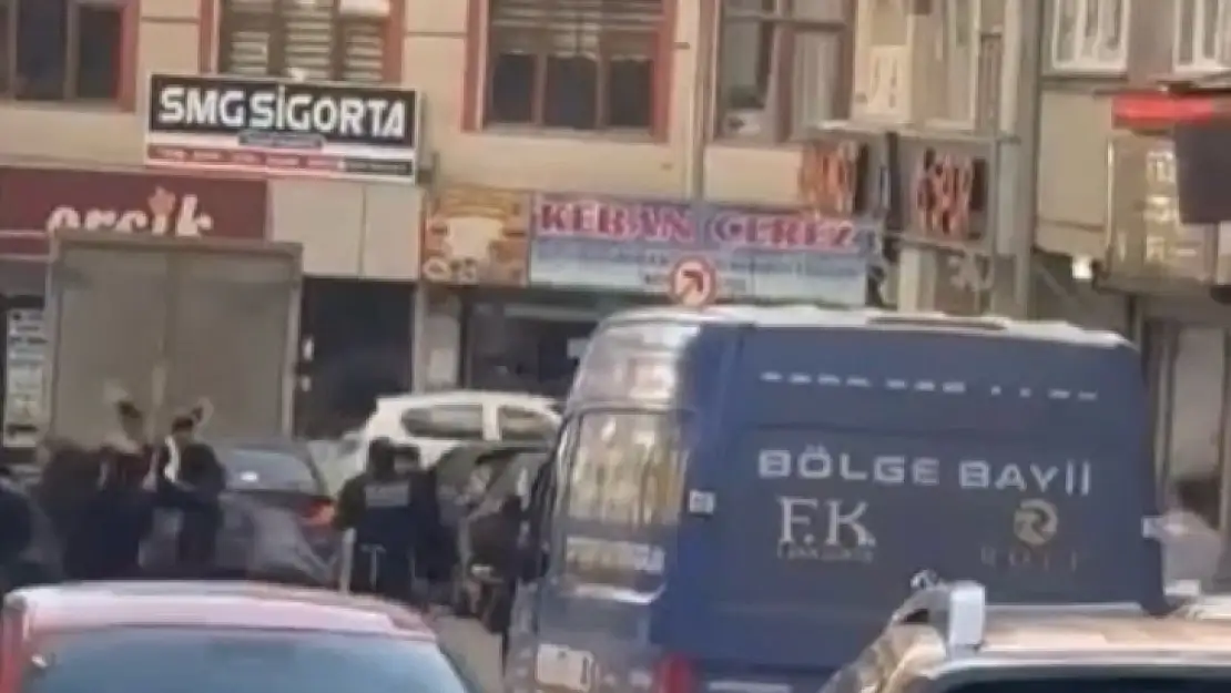 Elazığ'da cadde ortasında taşlı sopalı kavga: 1 yaralı