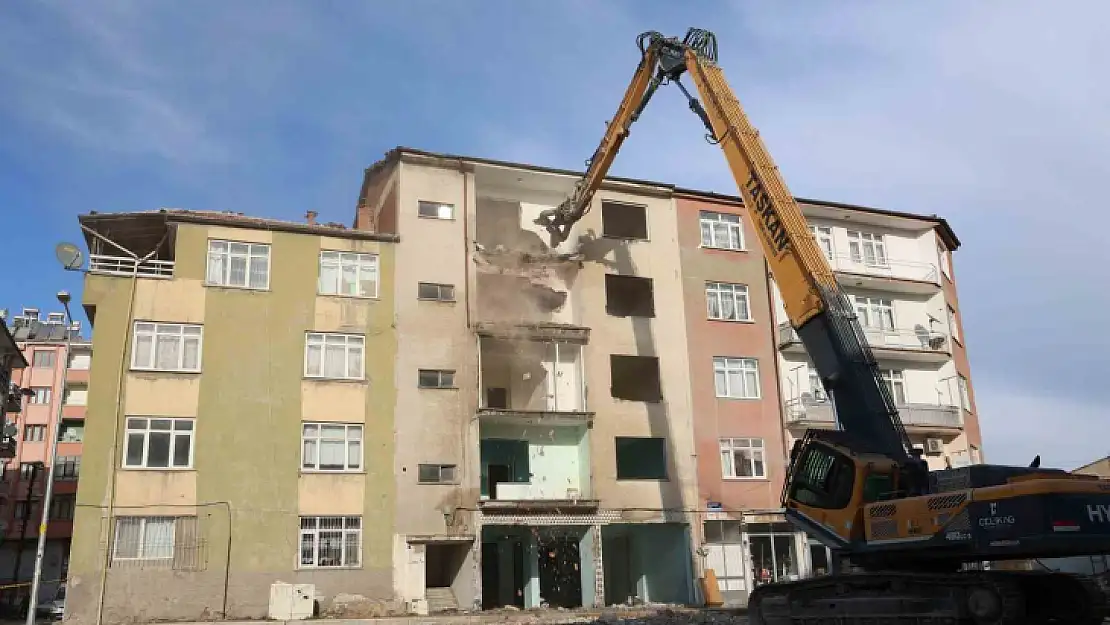 Elazığ'da depremde ağır hasar alan 3 katlı binaların yıkımı tamamlandı