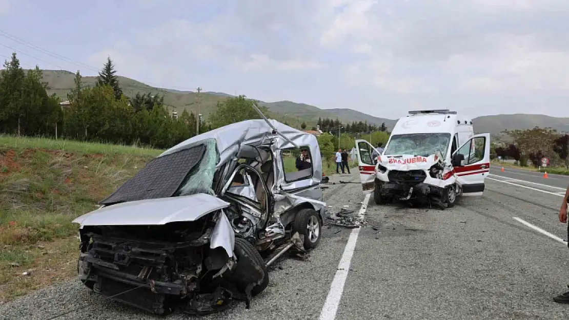 Elazığ'da feci kaza: Ambulans ile hafif ticari araç çarpıştı 2'si polis 6 yaralı