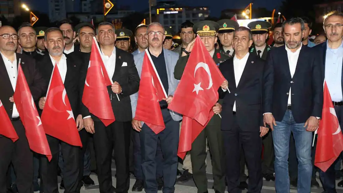 Elazığ'da fener alayı renkli görüntüler oluşturdu