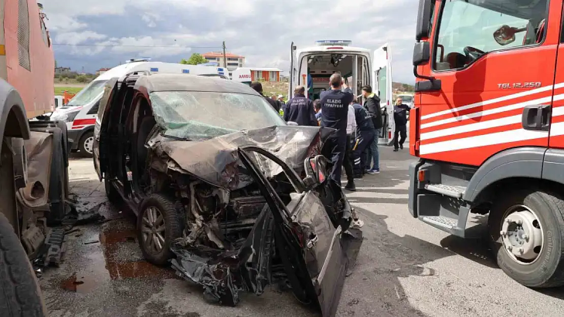 Elazığ'da hafif ticari araç, temizlik kamyonuna çarptı: 5 yaralı