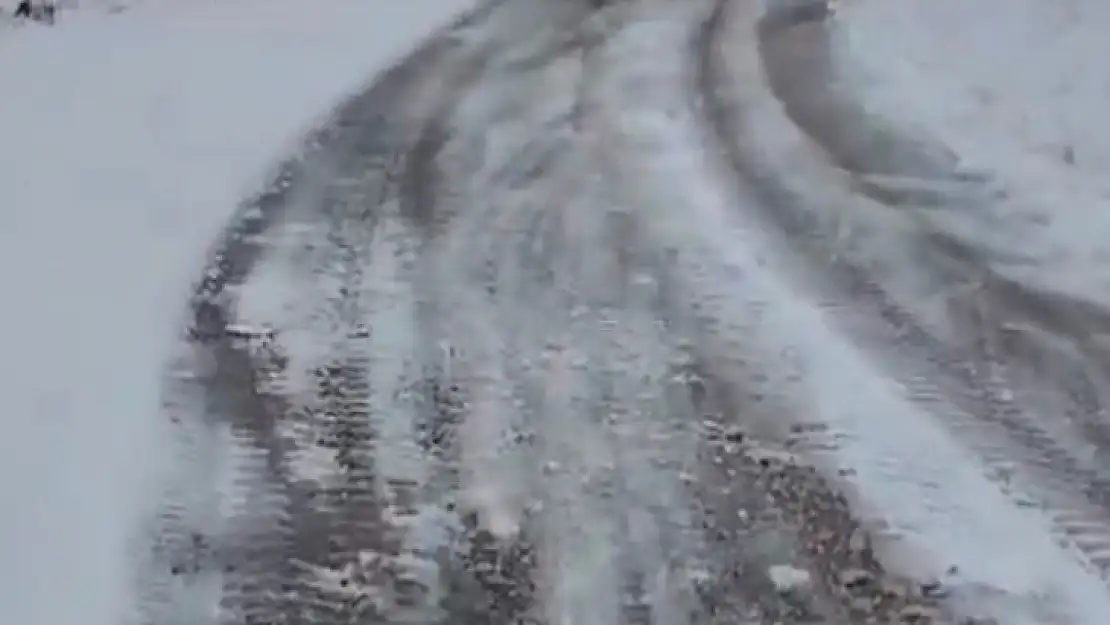 Elazığ'da kar yağışı nedeniyle 30 köy yolu ulaşıma kapandı