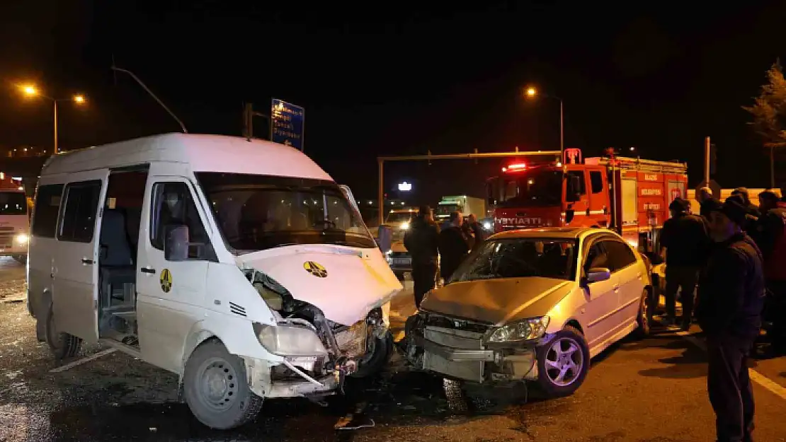 Elazığ'da minibüs ile otomobil çarpıştı: 5 yaralı