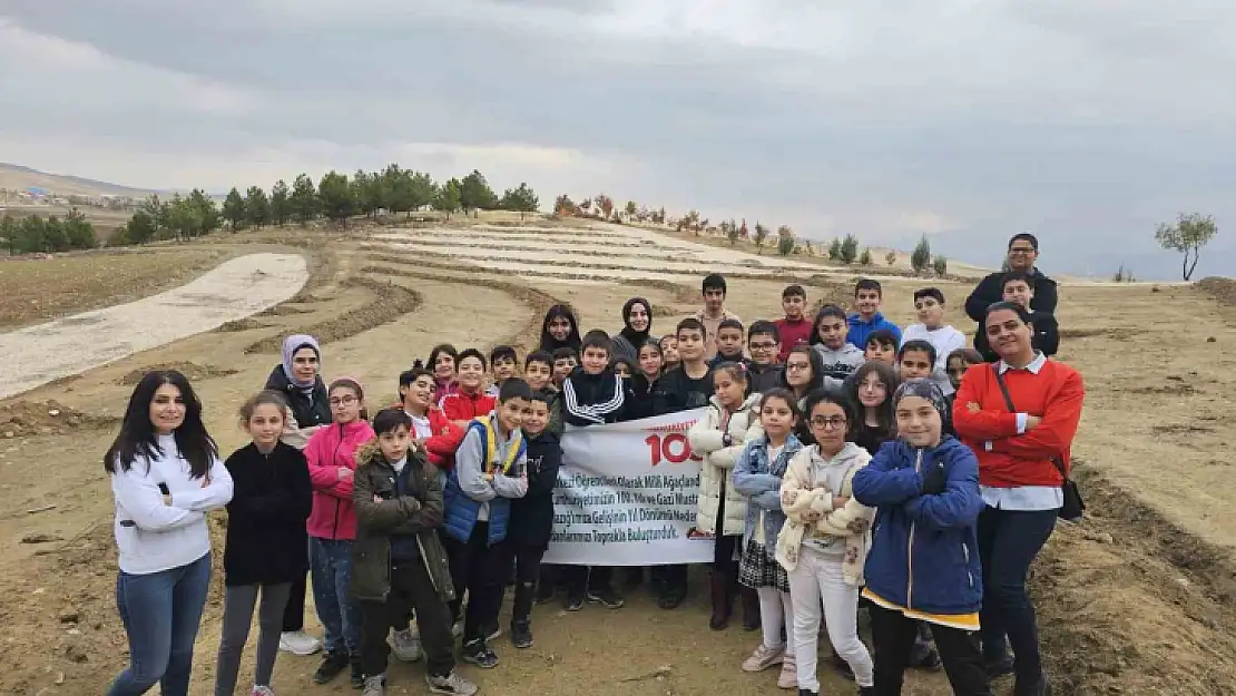 Elazığ'da öğrenciler, Cumhuriyet'in 100. yılında 100 fidan dikti