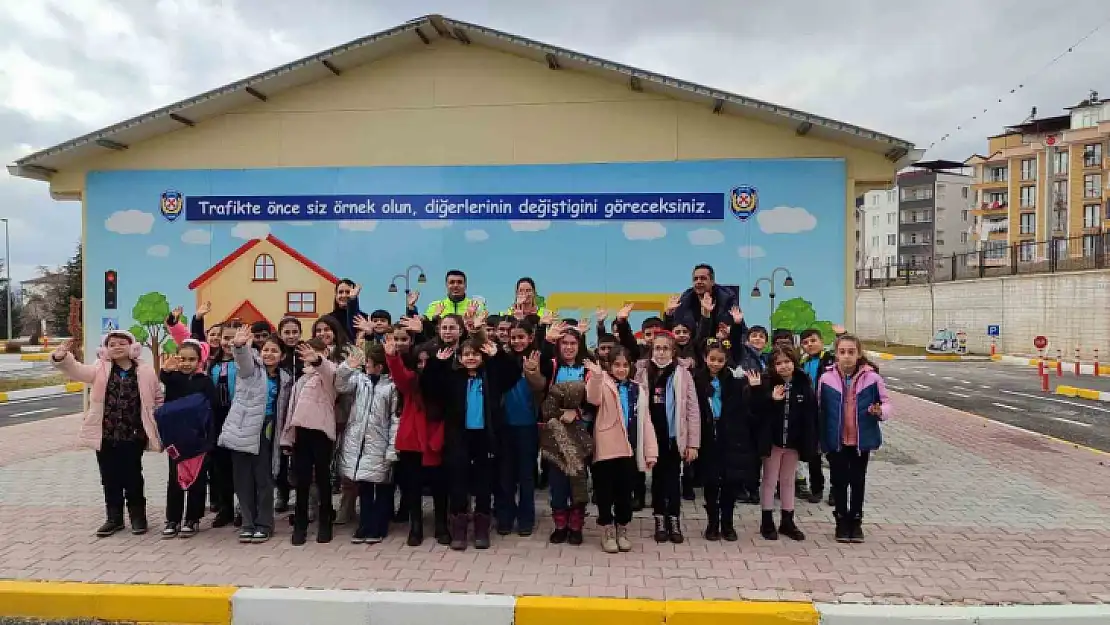 Elazığ'da öğrencilere trafik uygulamaları anlatıldı