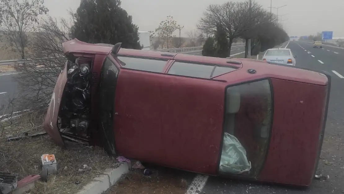 Elazığ'da otomobil yan yattı: 4 yaralı