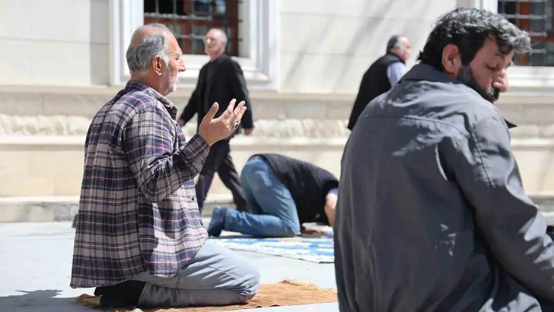 Elazığ'da Ramazan ayının son cuma namazı kılındı