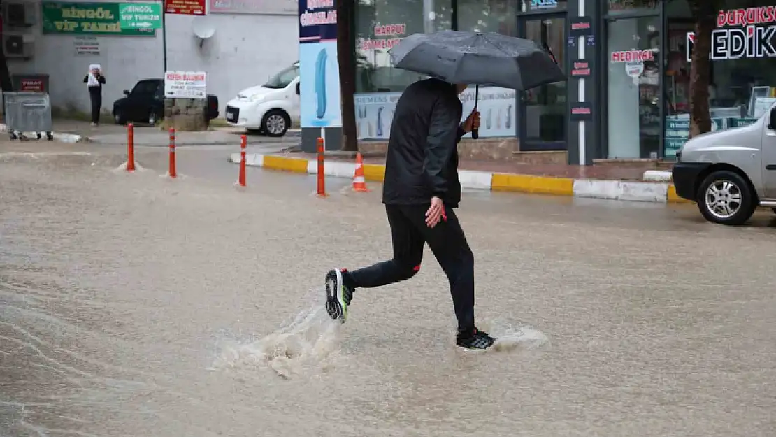 Elazığ'da sağanak hayatı felç etti