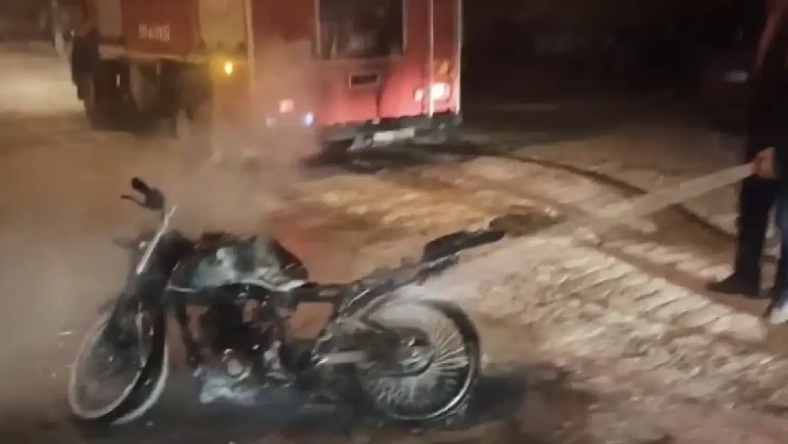 Elazığ'da seyir halindeki motosiklet yandı