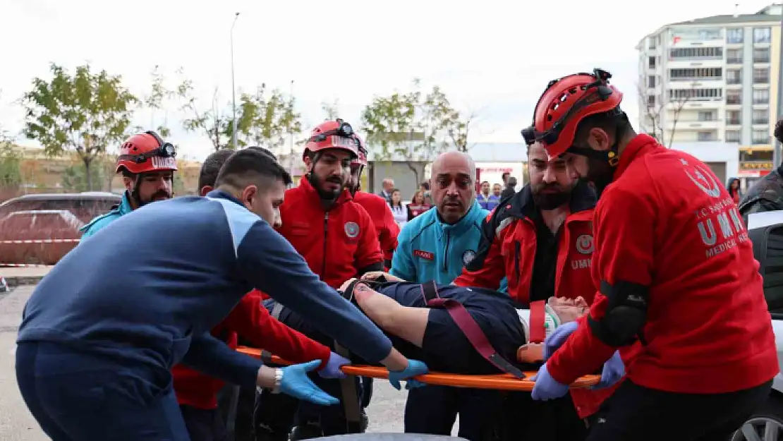 Elazığ Fethi Sekin Şehir Hastanesindeki deprem tatbikatı gerçeği aratmadı