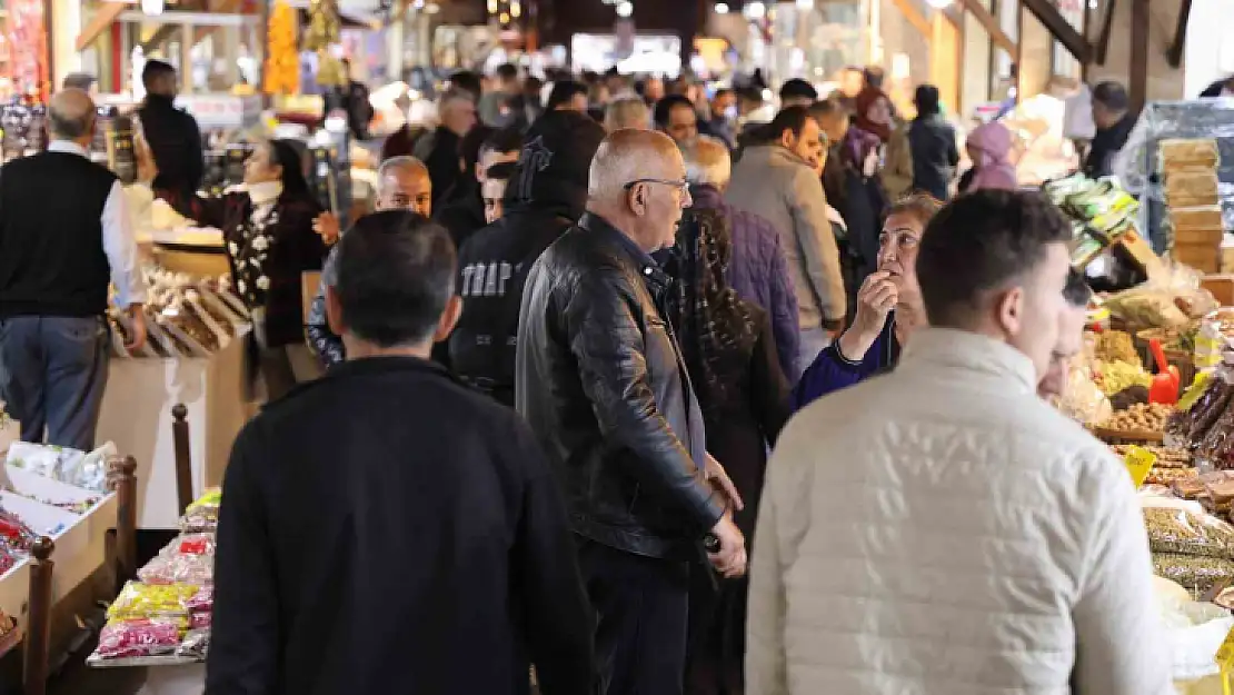 Elazığ Kapalı Çarşı'da bayram yoğunluğu