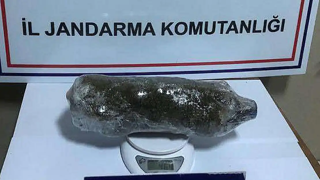 Jandarma, pet şişe içerisinde esrar ele geçirdi