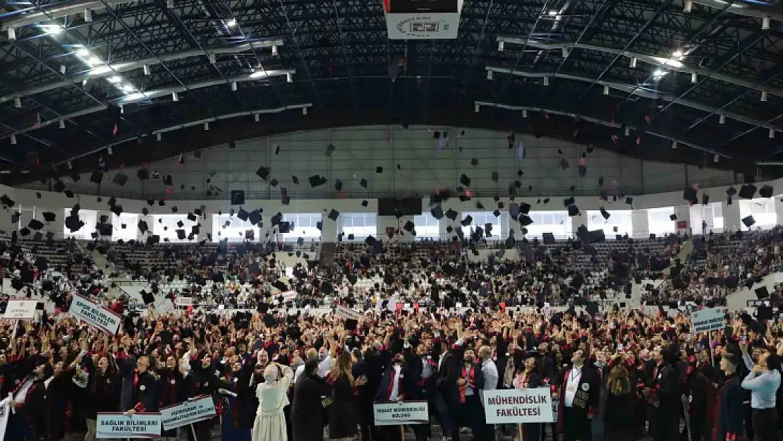 FÜ'de binlerce öğrenci mezun oldu