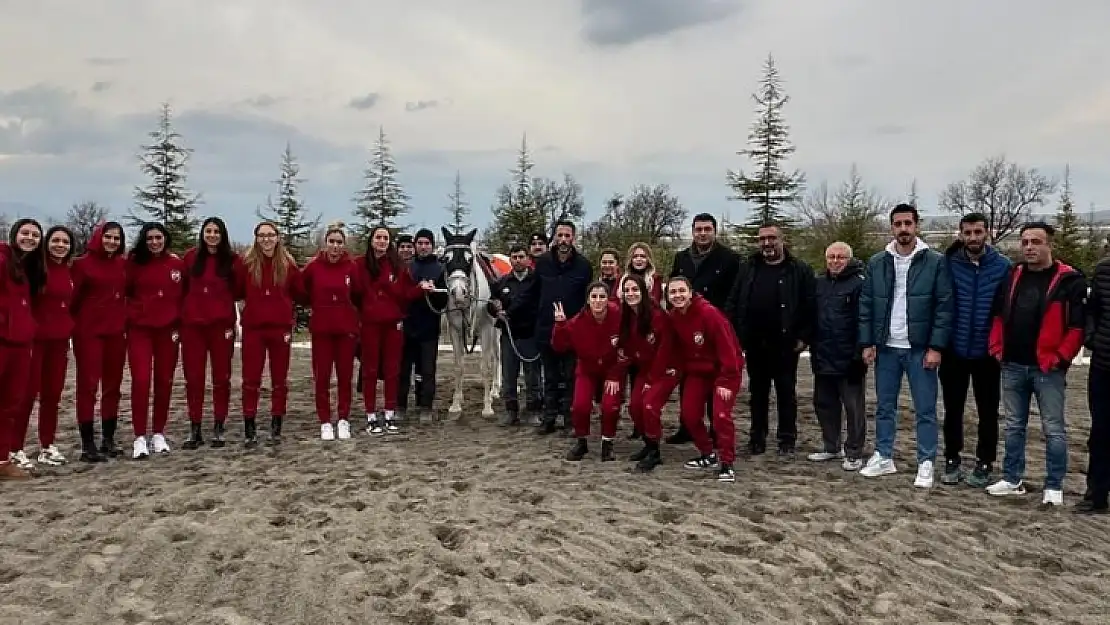 Kadın voleybolcular at binerek stres attı