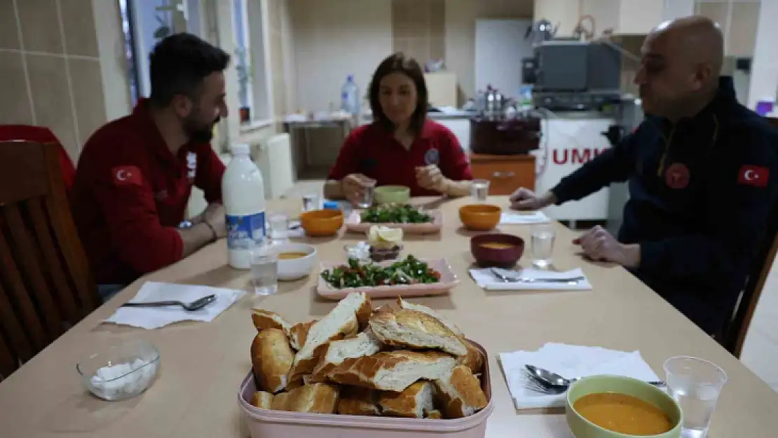 Sağlık çalışanları ilk iftarlarını görev başında yaptı