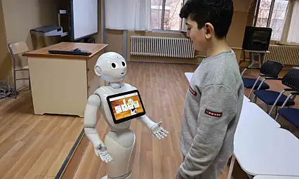 Otizmli çocuklar insansı robot 'Pepper' ile öğrenecek